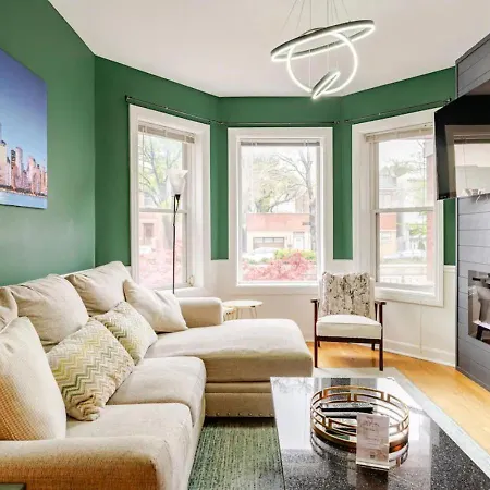 2 Bed Apt W/ Office, Free Parking, Near Wrigley