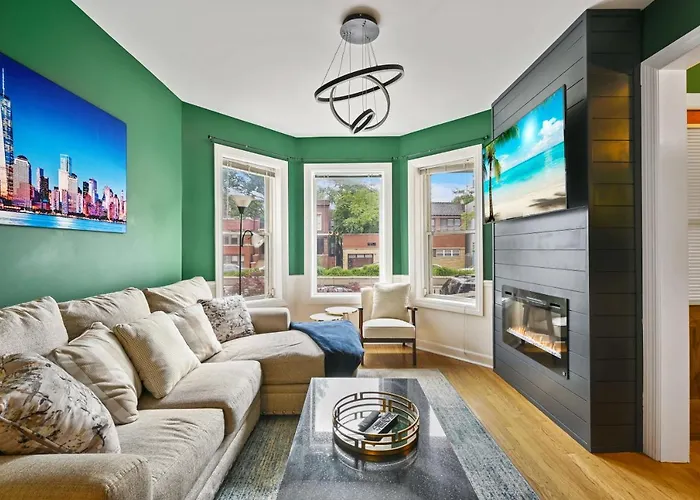2 Bed W/ Office, Free Parking, Near Wrigley Apartment *