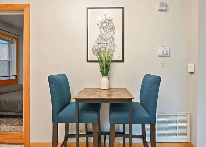 2 Bed W/ Office, Free Parking, Near Wrigley * Chicago