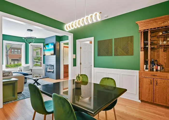 Apartment 2 Bed W/ Office, Free Parking, Near Wrigley