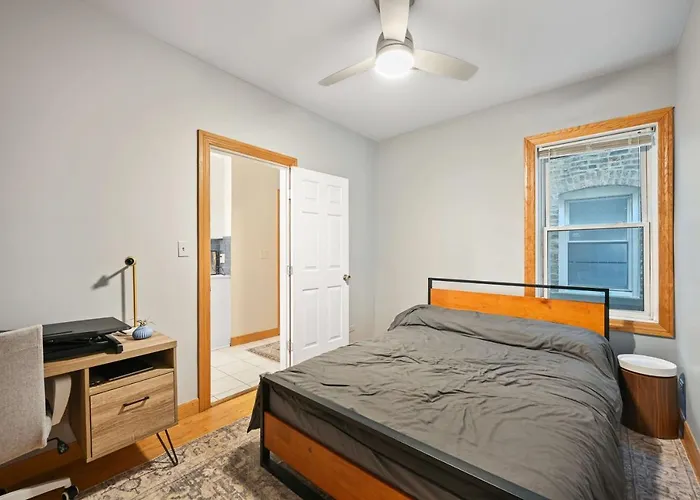 2 Bed W/ Office, Free Parking, Near Wrigley