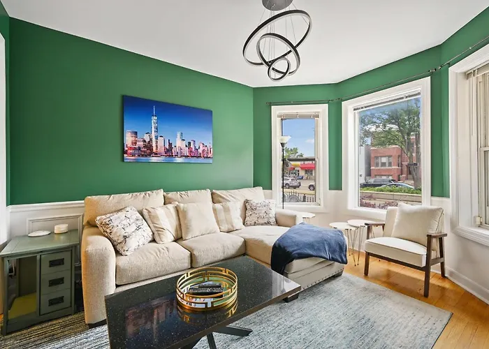 Apartment 2 Bed W/ Office, Free Parking, Near Wrigley