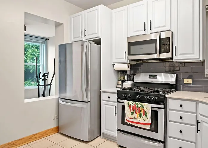 Apartment 2 Bed W/ Office, Free Parking, Near Wrigley Chicago