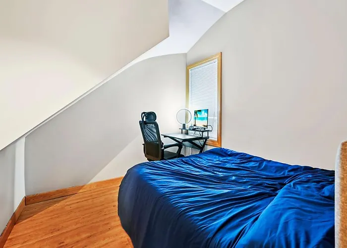 Apartment 2 Bed W/ Office, Free Parking, Near Wrigley Chicago
