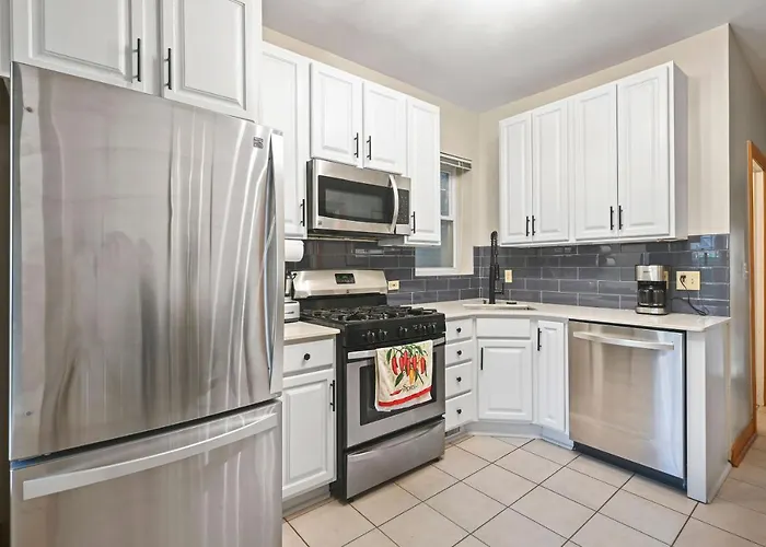 2 Bed W/ Office, Free Parking, Near Wrigley Apartment