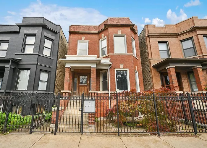 2 Bed W/ Office, Free Parking, Near Wrigley Apartment