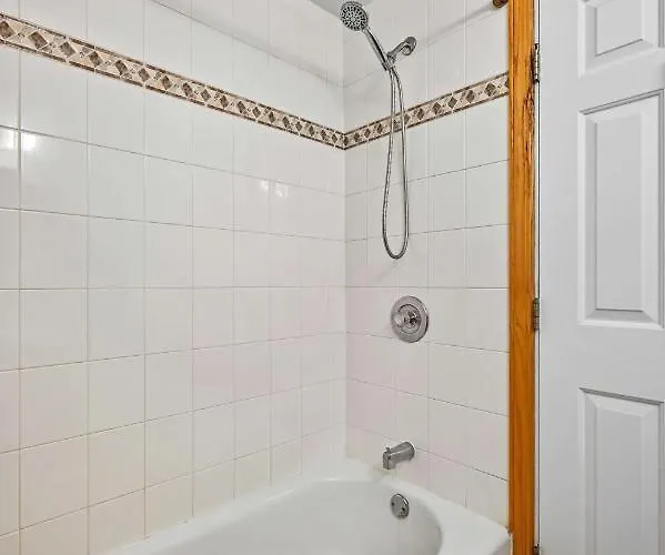 2 Bed W/ Office, Free Parking, Near Wrigley * Chicago