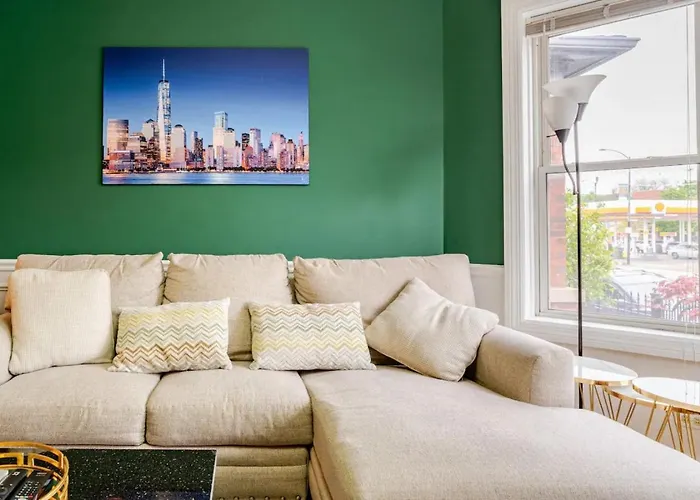 Apartment 2 Bed W/ Office, Free Parking, Near Wrigley *