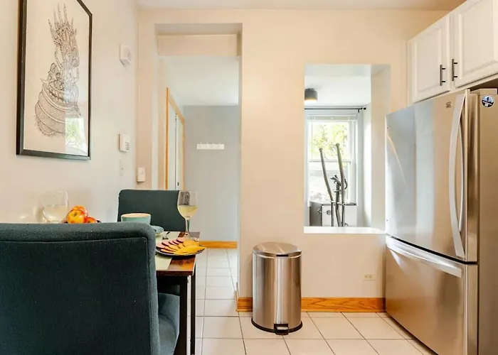 2 Bed W/ Office, Free Parking, Near Wrigley Apartment Chicago