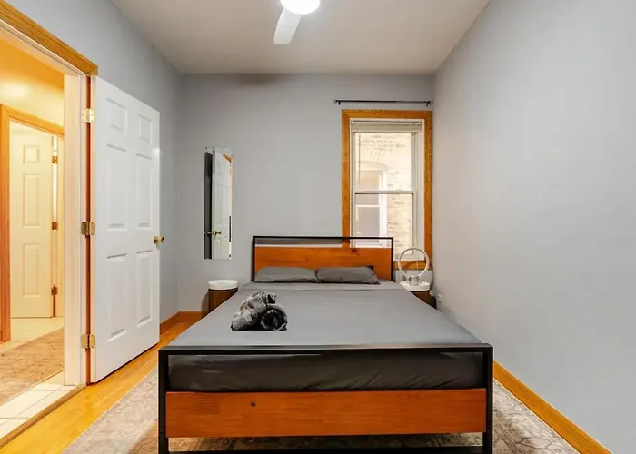 Apartment 2 Bed W/ Office, Free Parking, Near Wrigley Chicago
