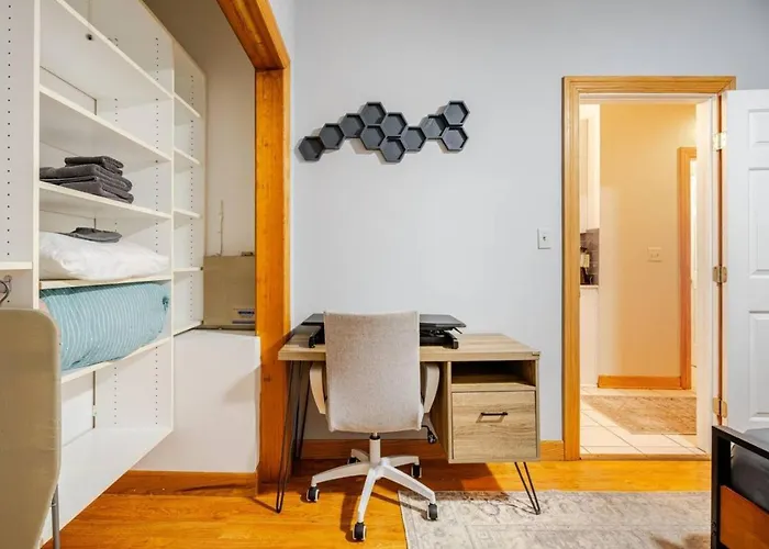 2 Bed W/ Office, Free Parking, Near Wrigley