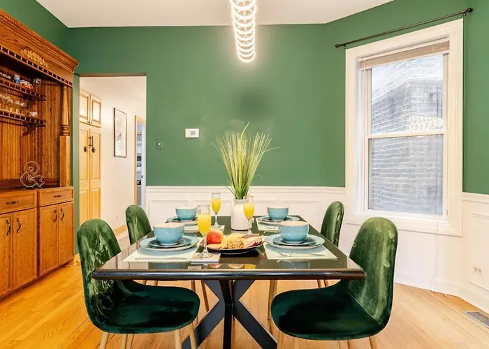 2 Bed W/ Office, Free Parking, Near Wrigley Apartment *