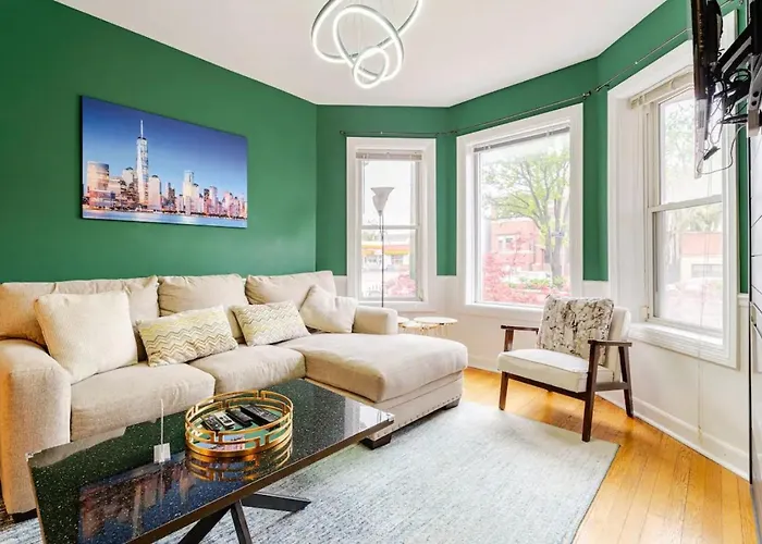 2 Bed W/ Office, Free Parking, Near Wrigley