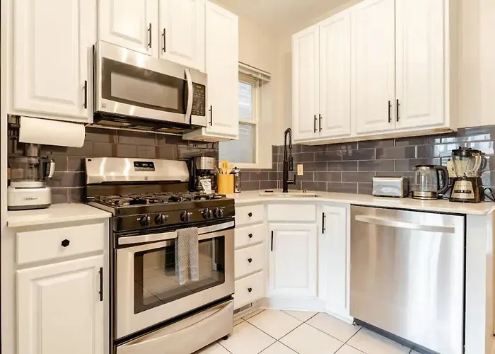 2 Bed W/ Office, Free Parking, Near Wrigley * Chicago