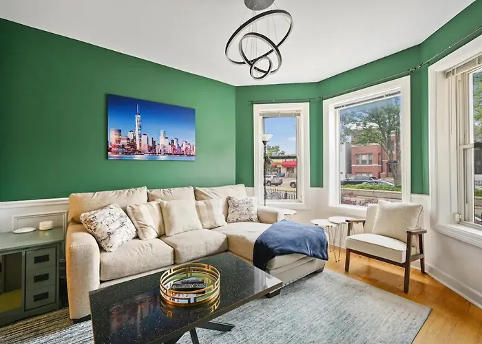 2 Bed W/ Office, Free Parking, Near Wrigley