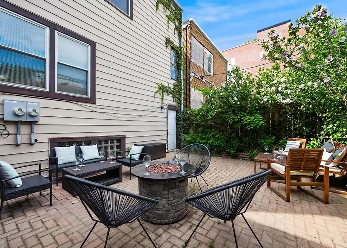 2 Bed W/ Office, Free Parking, Near Wrigley Apartment
